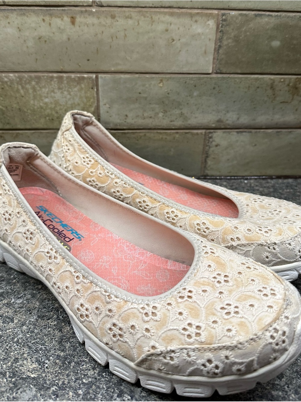 Skechers Cream Lace Slip-On Ballet Flats Women’s Size 8.5